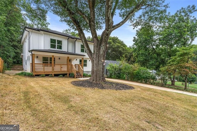 view of front of property with a front yard