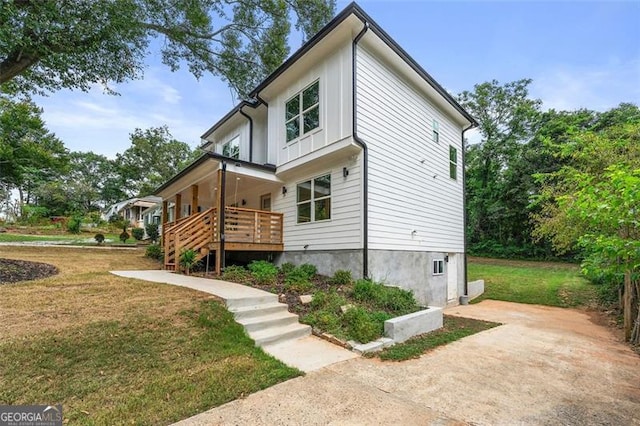 exterior space featuring a front yard