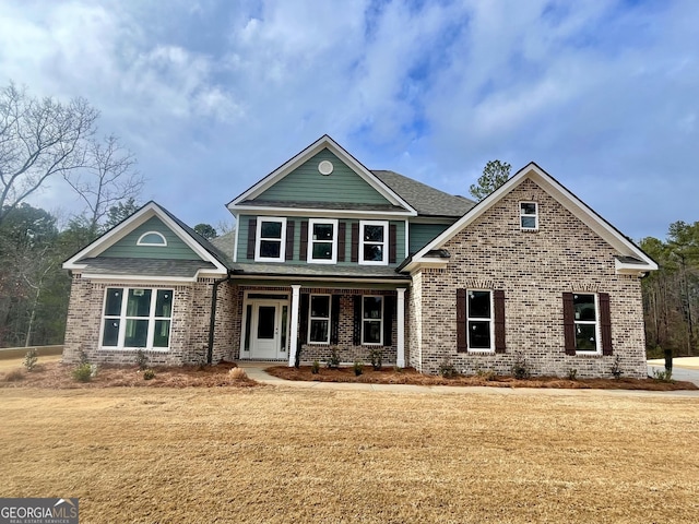 craftsman inspired home featuring a front yard