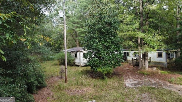 view of yard featuring a storage unit