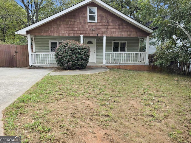 view of front of house featuring a front yard