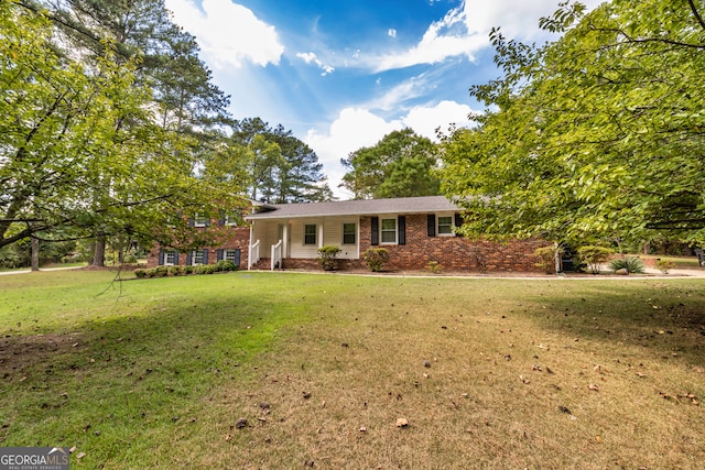 view of front of home featuring a front yard