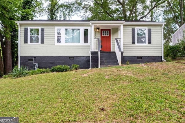 view of front facade featuring a front lawn