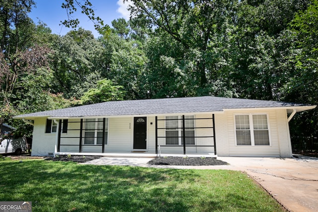 ranch-style home featuring a front lawn