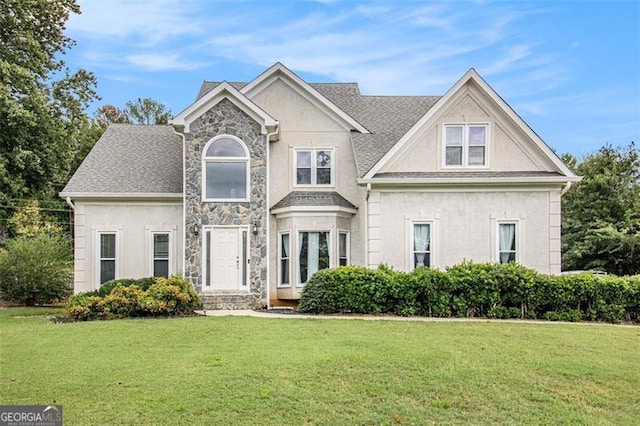 view of front facade featuring a front lawn