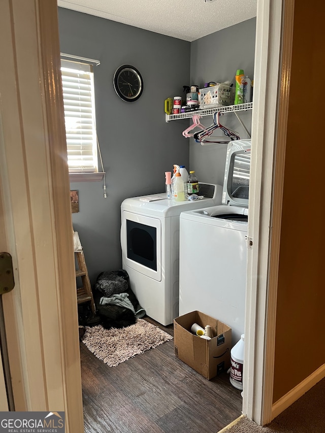 laundry room featuring a textured ceiling, dark hardwood / wood-style floors, and independent washer and dryer