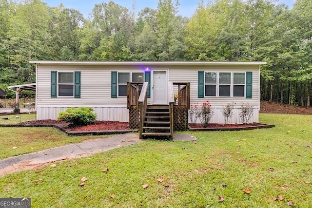 manufactured / mobile home featuring a front lawn