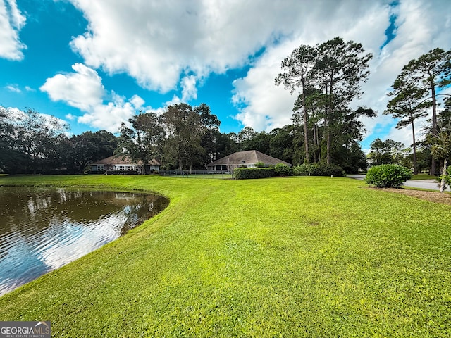 view of yard featuring a water view