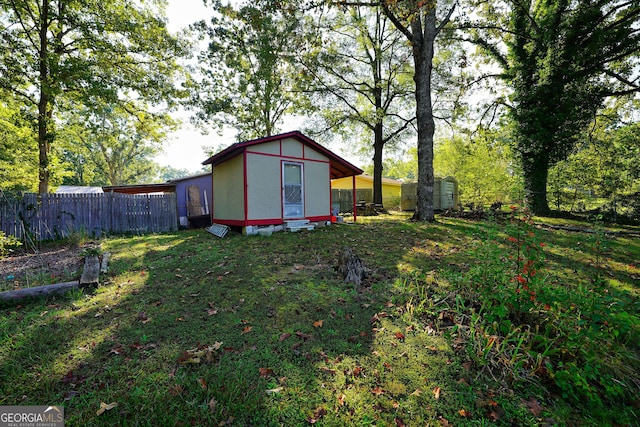 view of yard with a storage unit