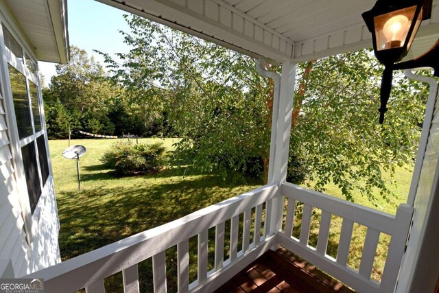 view of front of home featuring a porch and a front lawn