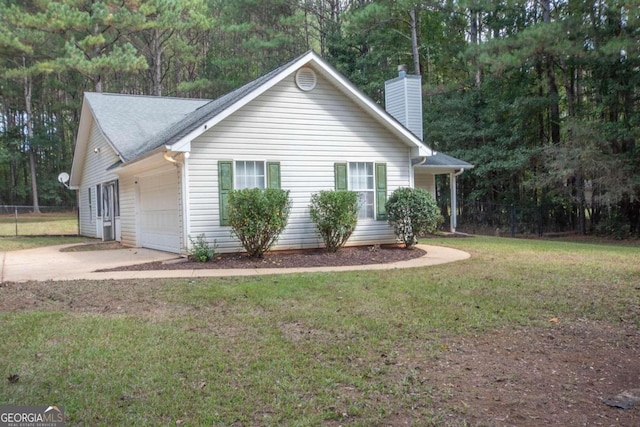 view of front of house featuring a front lawn and a garage