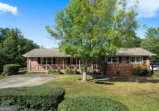 view of front of property featuring a front yard and covered porch