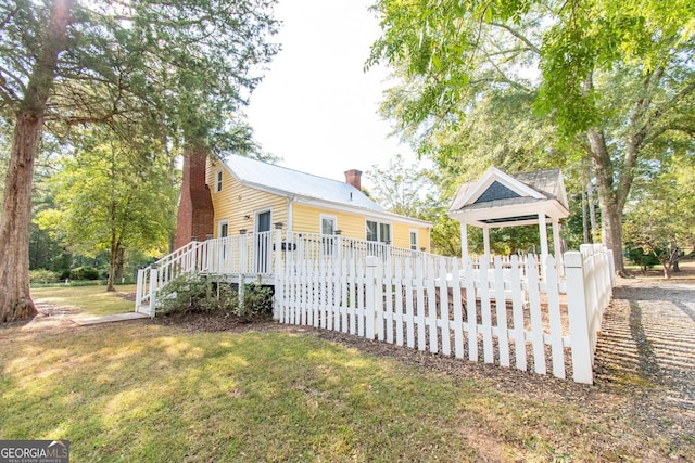 1651 Mergendollar Rd, Good Hope, GA 30641 - view of front facade featuring a front lawn, fence, and a chimney