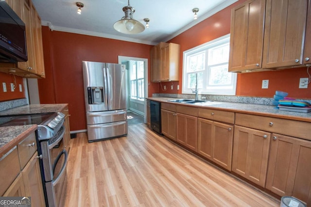 kitchen with sink, crown molding, light hardwood / wood-style floors, and black appliances