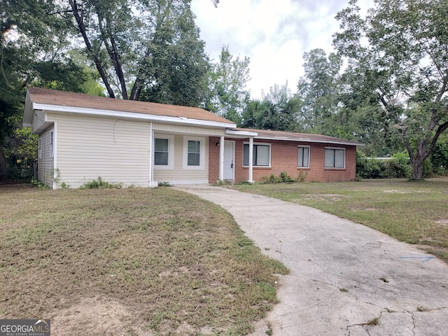 ranch-style home with a front lawn