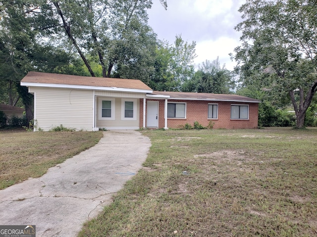 single story home featuring a front yard