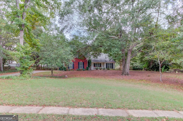 view of front of house featuring a front yard