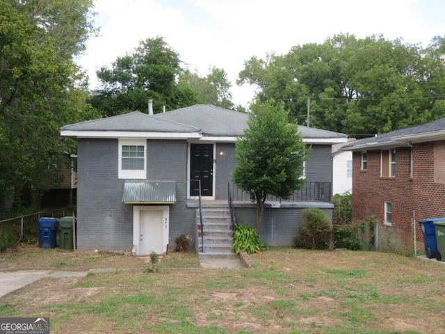 view of front facade with a front yard