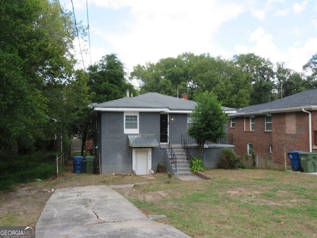 view of front of home featuring a front lawn