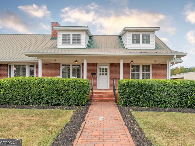 view of front of home featuring a porch and a front yard