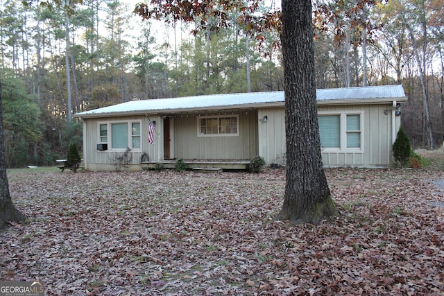 ranch-style house with covered porch