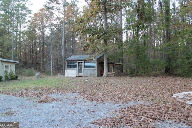 view of yard featuring an outdoor structure