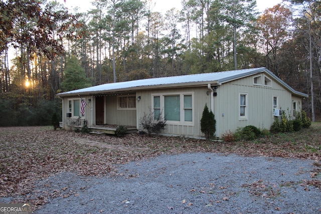 ranch-style house with covered porch