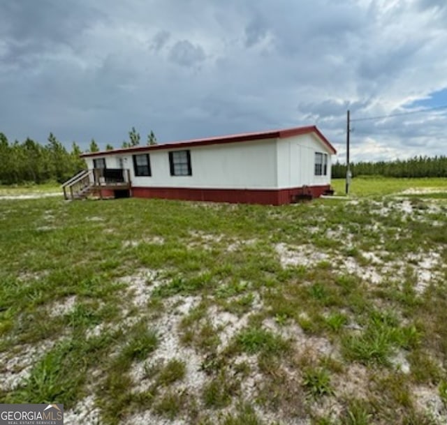 view of side of property featuring a lawn