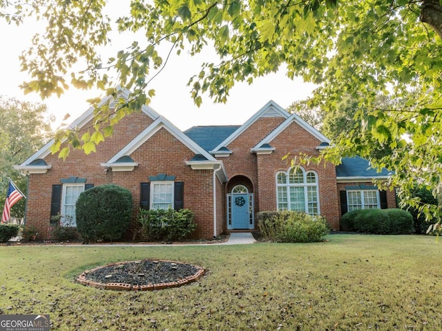 view of front of home with a front lawn