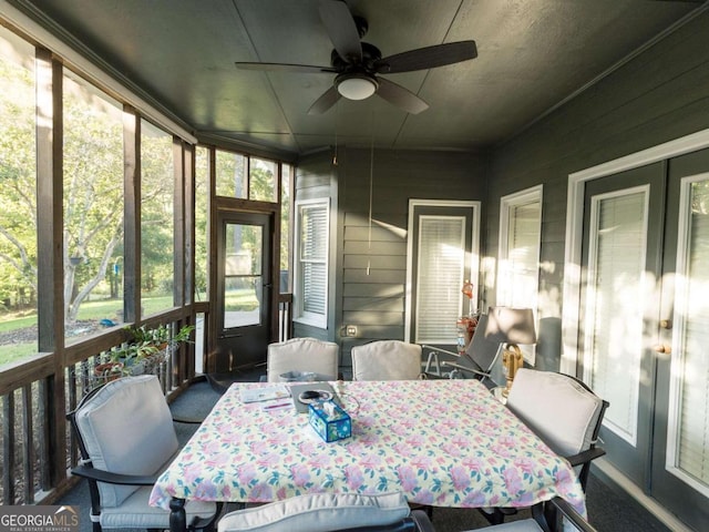 sunroom / solarium with ceiling fan