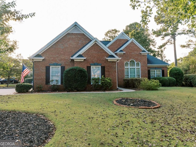 view of front of property featuring a front yard