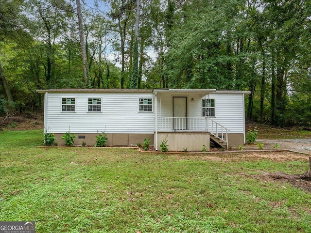 manufactured / mobile home featuring a front lawn