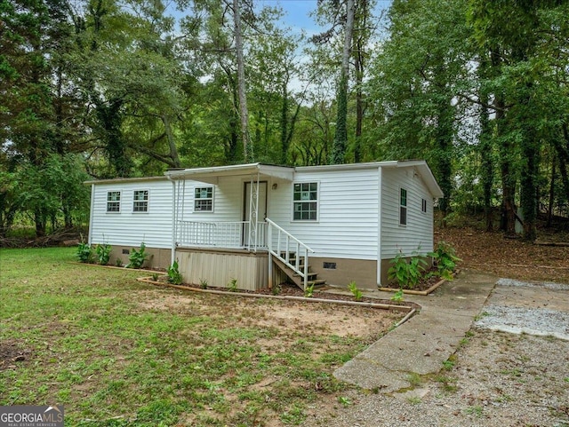 manufactured / mobile home featuring a front yard