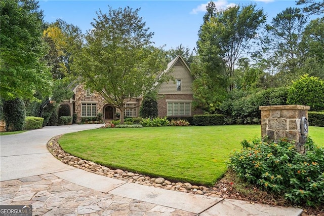 view of front of property featuring a front yard