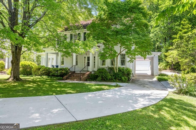 view of front of home featuring a garage and a front yard