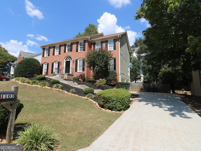 view of front facade featuring a front lawn