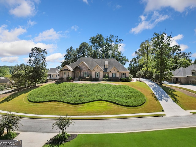 view of front of property featuring a front yard