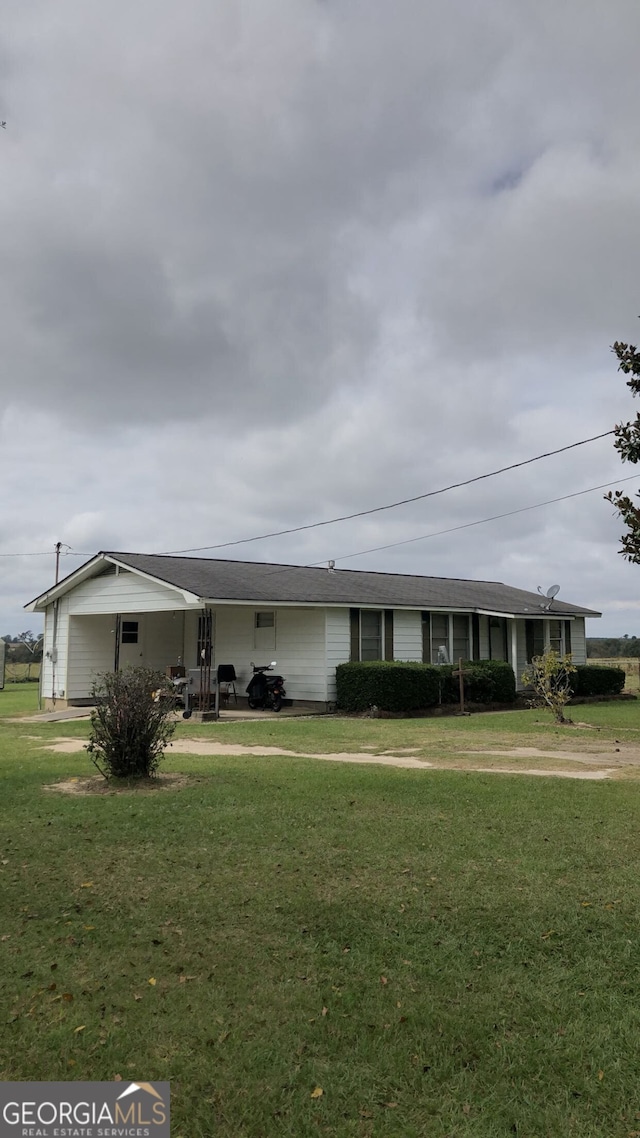 view of front of property with a front yard