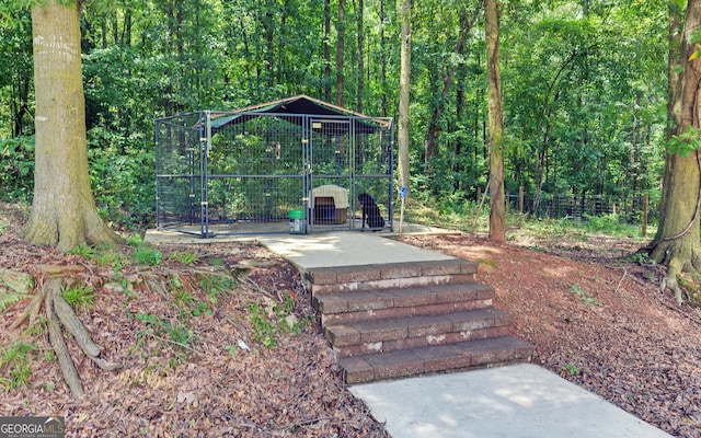 view of yard featuring an outdoor structure