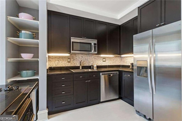 kitchen with stainless steel appliances, sink, and decorative backsplash