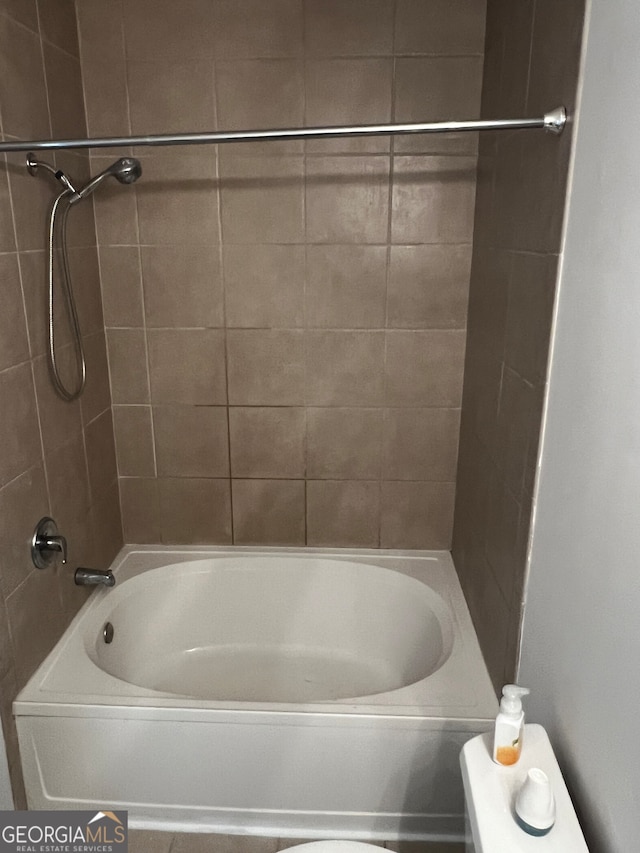 bathroom with tiled shower / bath combo