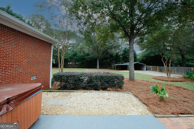 view of yard featuring a hot tub