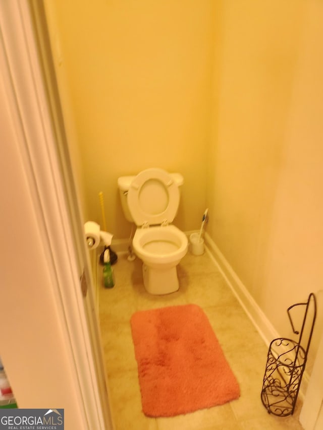 bathroom featuring baseboards and toilet