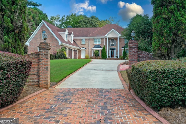 view of front of house featuring a front lawn