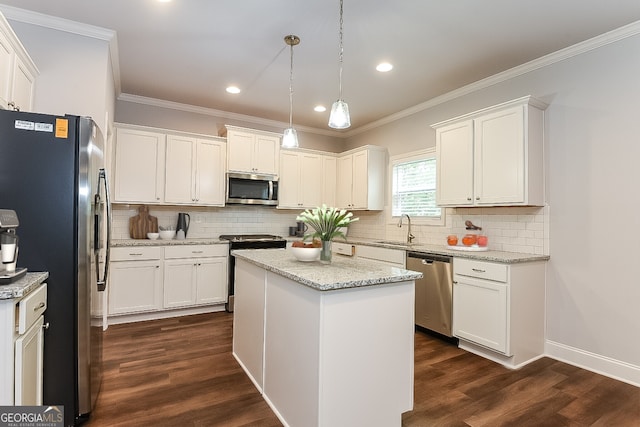 kitchen featuring appliances with stainless steel finishes, dark hardwood / wood-style floors, sink, and a kitchen island