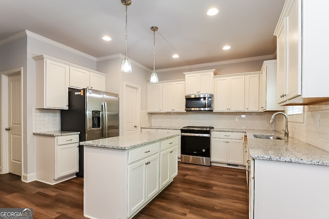 kitchen with pendant lighting, stainless steel appliances, dark wood-type flooring, and a center island