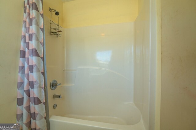 bathroom with shower / tub combo with curtain