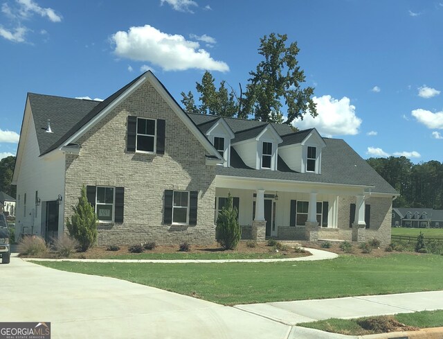 view of front of property featuring a front yard