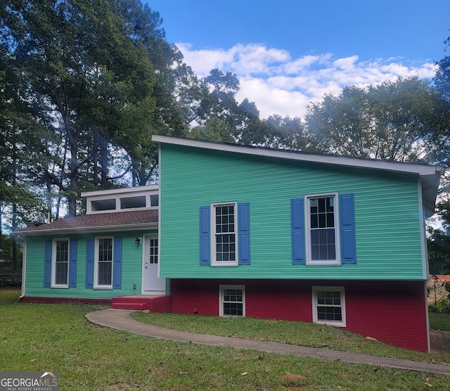 view of front of home with a front lawn