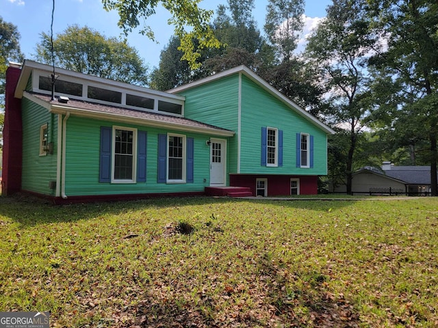 view of front facade with a front lawn